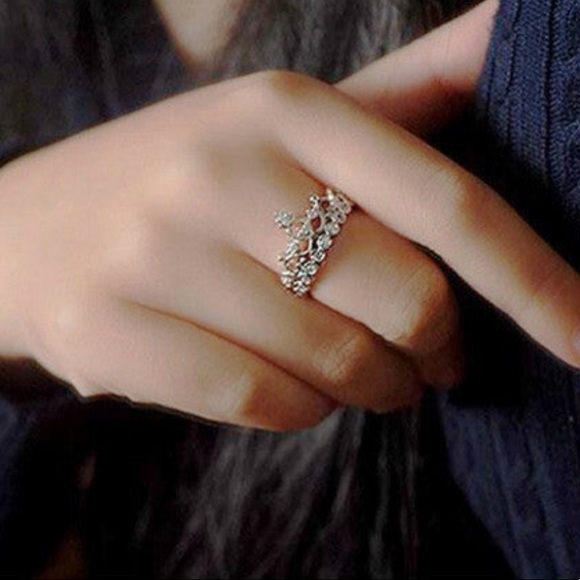 🆕 Gorgeous 👑 Crown Ring - Picture 2 of 4